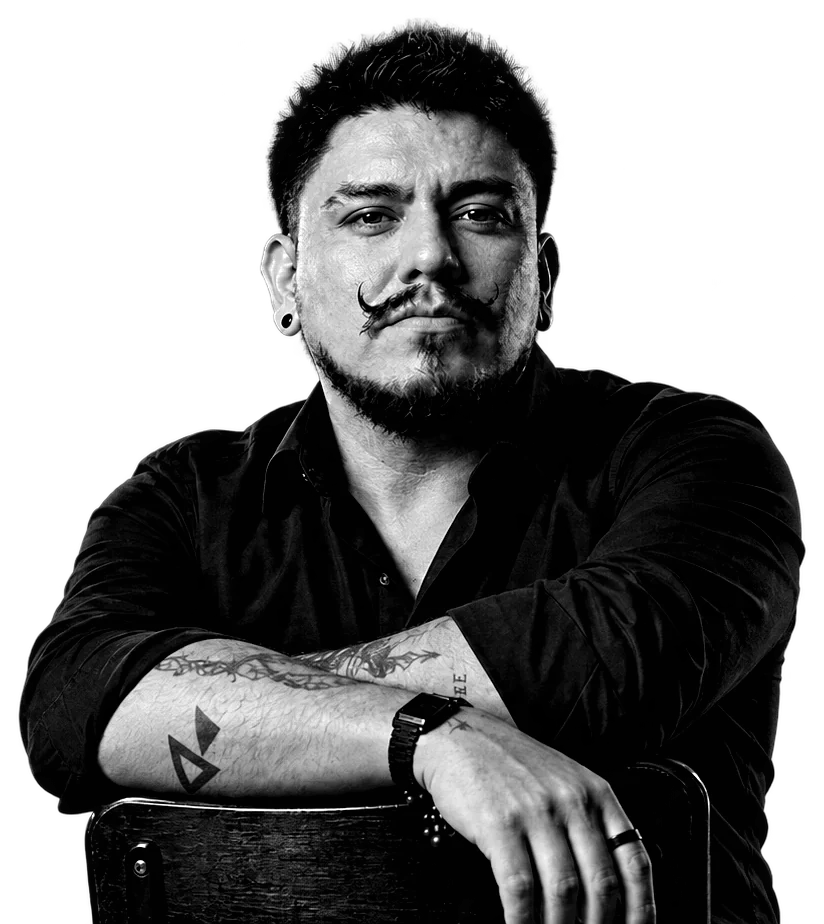 Sergio Yeyo Vera sentado, retrato en blanco y negro