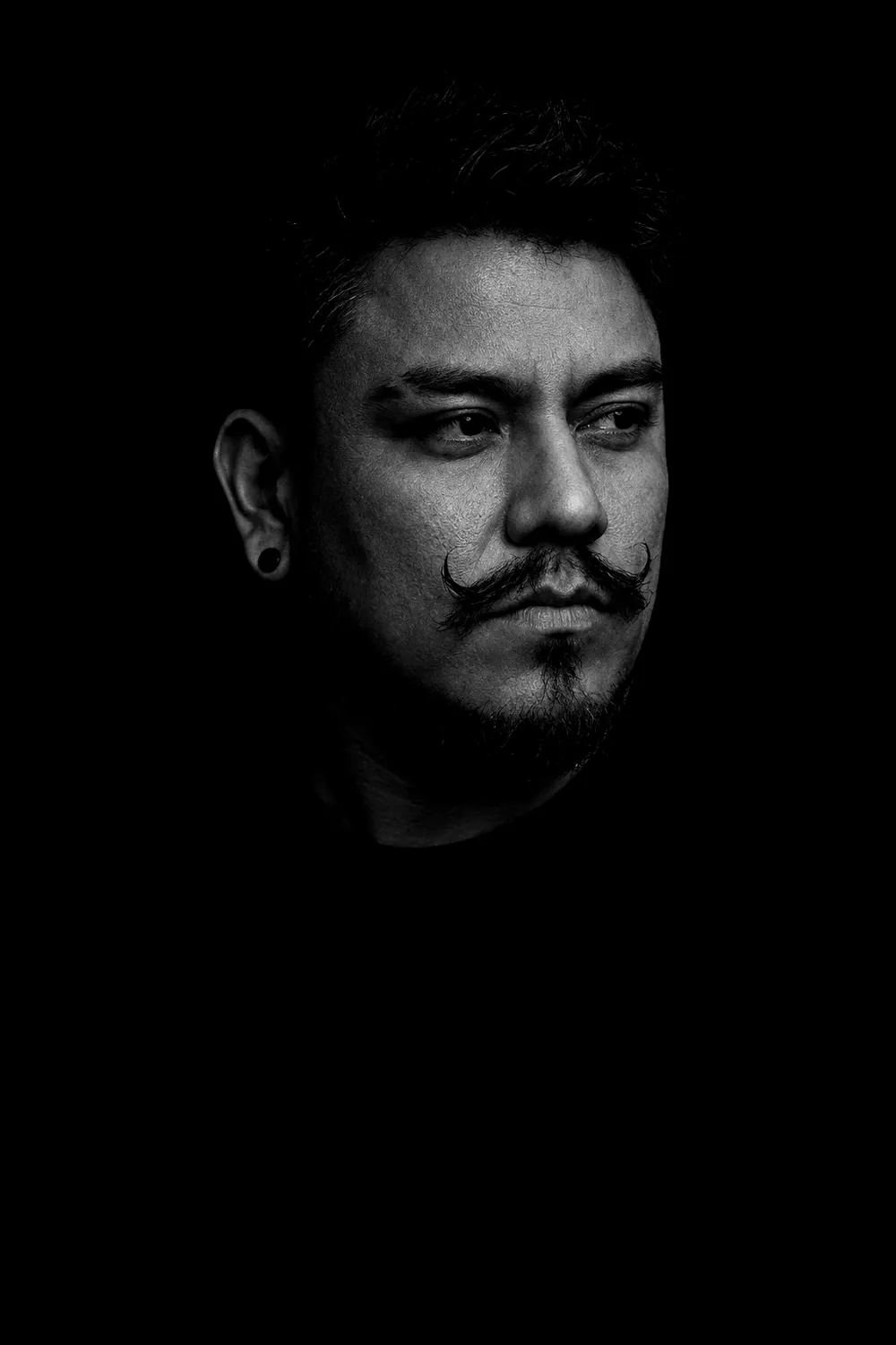 Sergio Yeyo Vera, retrato de perfil en blanco y negro
